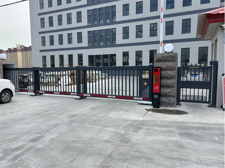 868分段門(mén)、青島國(guó)興橡塑制品有限公司